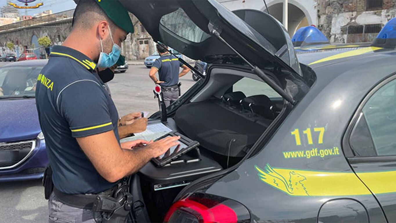 Torre Annunziata, fermato con cocaina sullo scooter: la Finanza scopre in casa materiale per lo spaccio