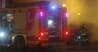 Torre del Greco, incendio in un rudere a via Mortelle: paura per un clochard