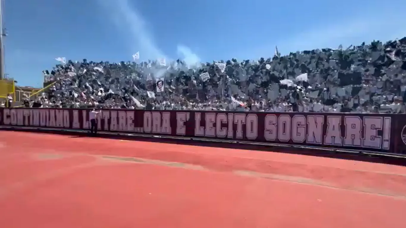 Torre Annunziata, il Savoia torna tra i professionisti: la festa dei tifosi sugli spalti