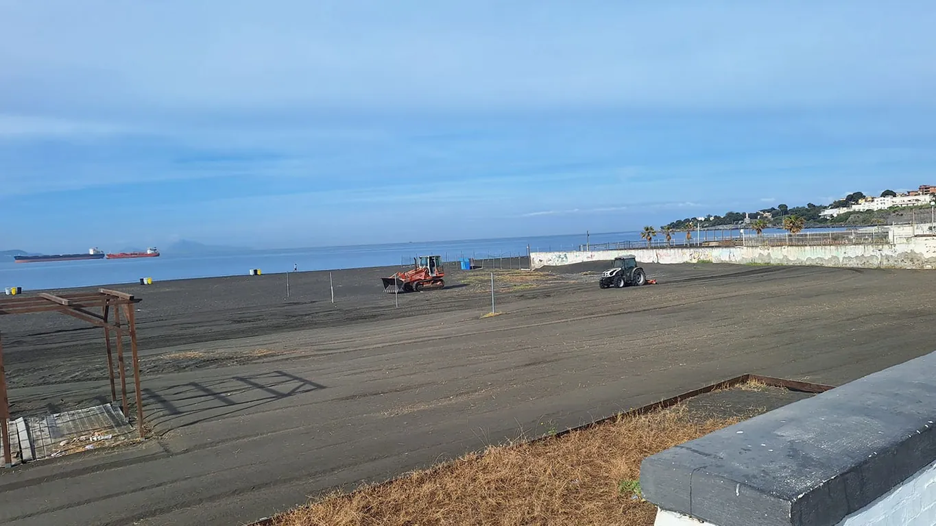 Torre Annunziata, al via la pulizia delle spiagge: servizio stabile e continua fino a settembre