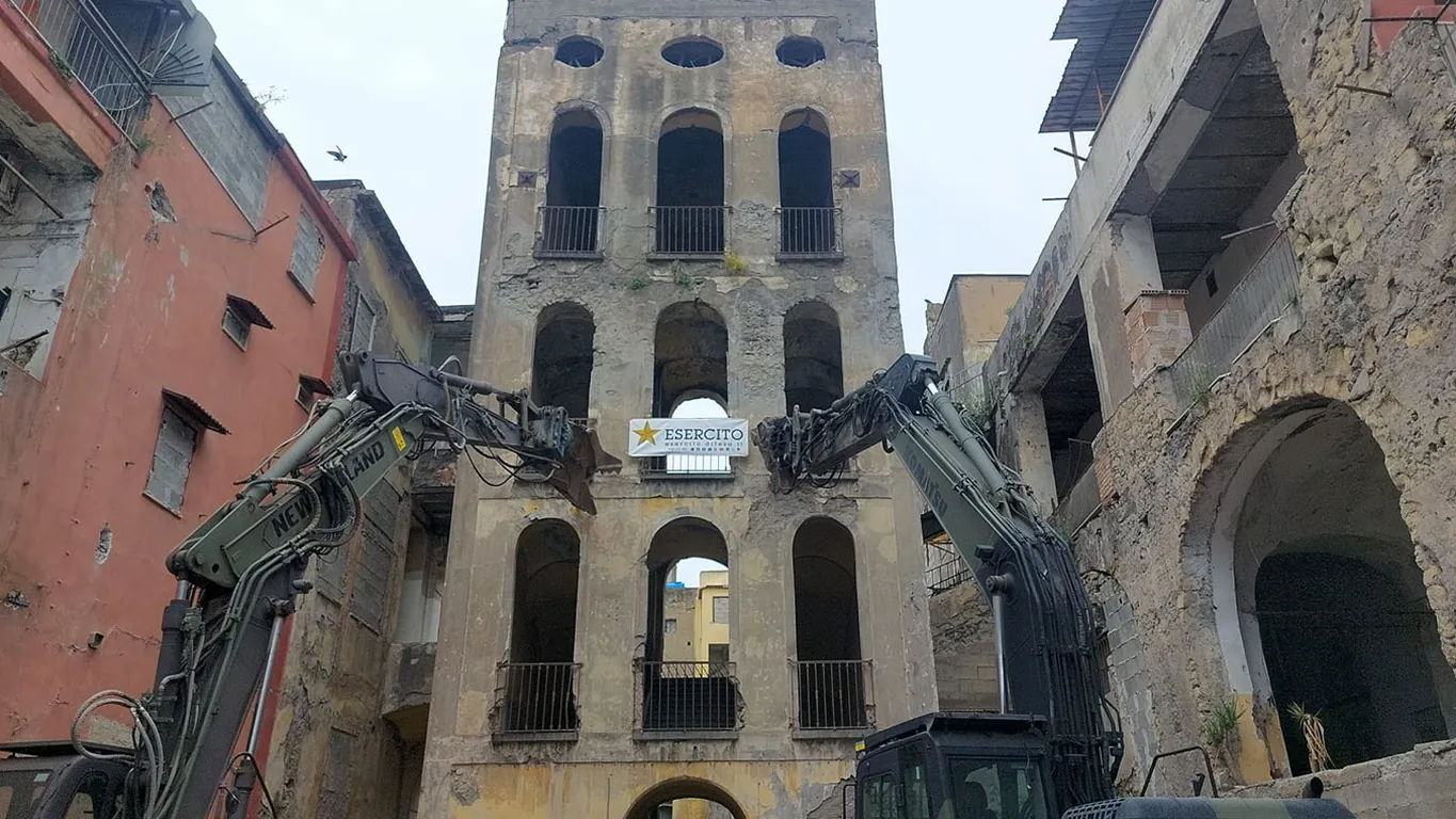 Torre Annunziata, oggi il via alla demolizione di Palazzo Fienga: simbolo del potere camorristico