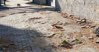 Torre del Greco, via Nazionale nel degrado: marciapiedi dissestati e strada ostaggio dell'abbandono