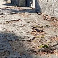 Torre del Greco, via Nazionale nel degrado: marciapiedi dissestati e strada ostaggio dell'abbandono