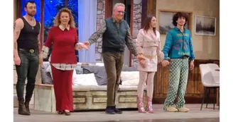 “Una vacanza coi fiocchi”, spettacolo che induce al sorriso e alla riflessione