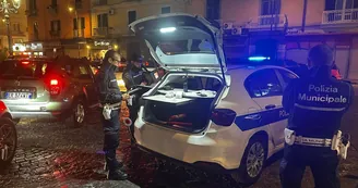 Castellammare, scarica rifiuti speciali in strada: denunciato dalla Polizia Municipale