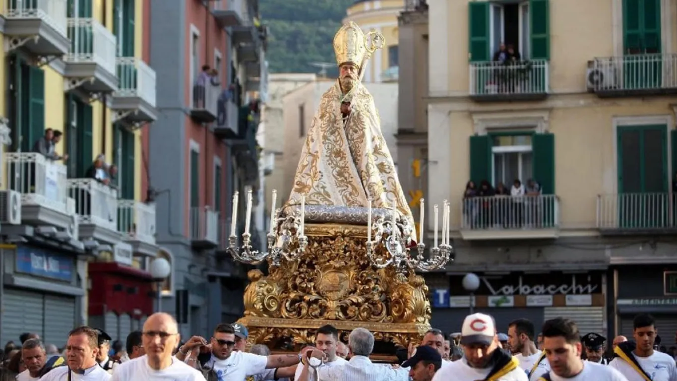 Castellammare in festa per San Catello: fede, tradizione e fuochi sul mare per celebrare il santo patrono