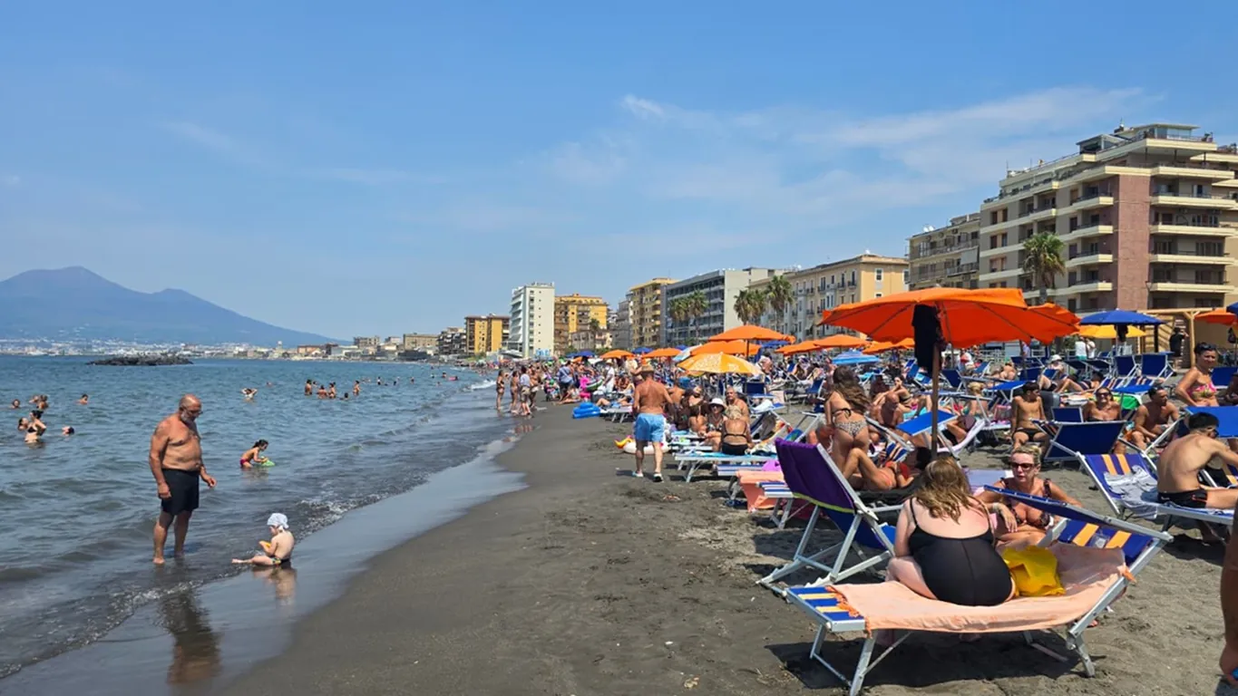 Castellammare, mare balneabile anche all'ex Cartiera: tutta la costa promossa dall'Arpac
