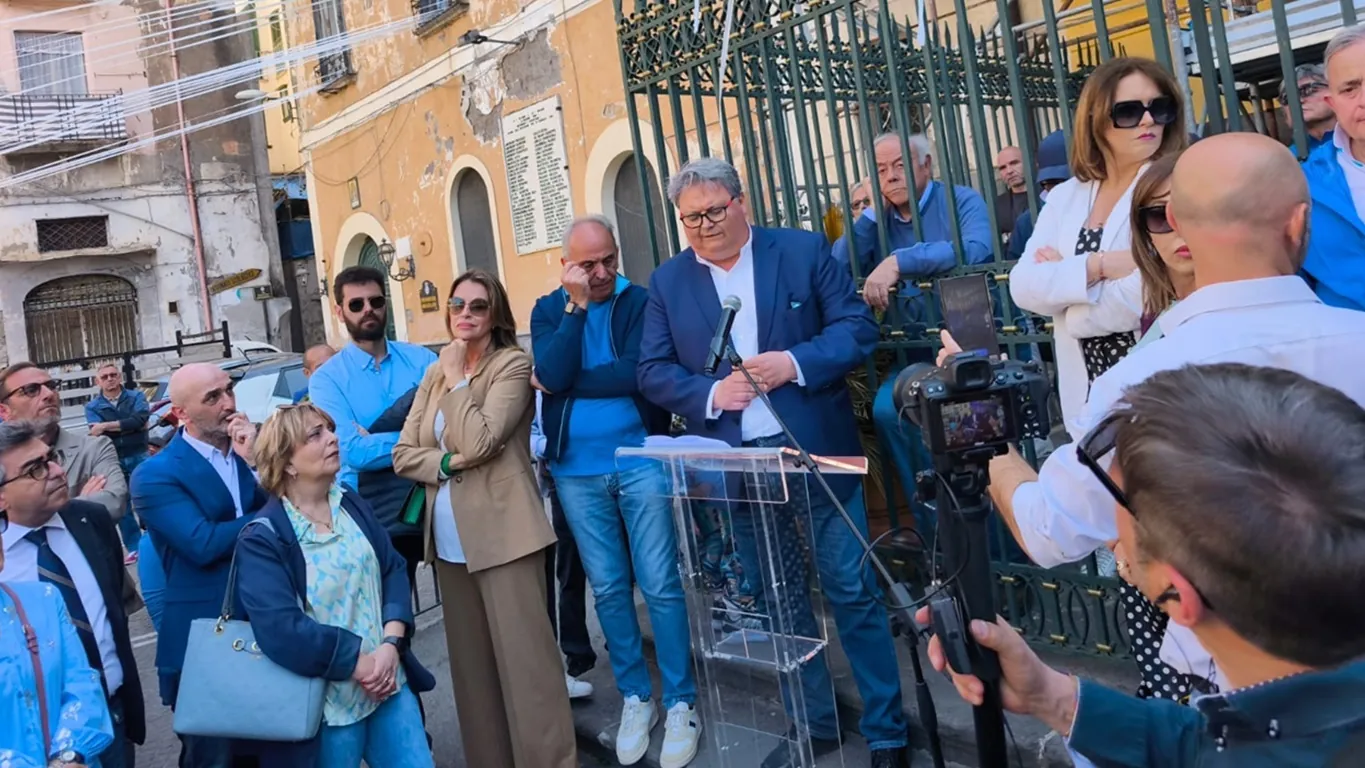 Cuccurullo in piazza: “Torre Annunziata non può essere marchiata come città di camorra”