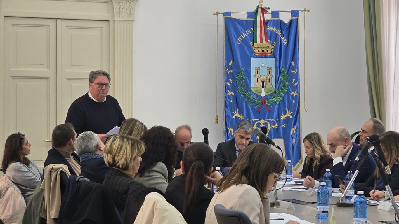 Torre Annunziata, la maggioranza trema: cresce la pressione su Cuccurullo per il ritiro delle dimissioni