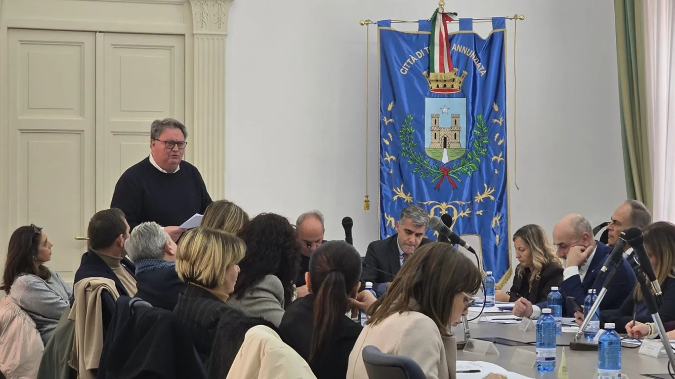 Torre Annunziata, la maggioranza trema: cresce la pressione su Cuccurullo per il ritiro delle dimissioni