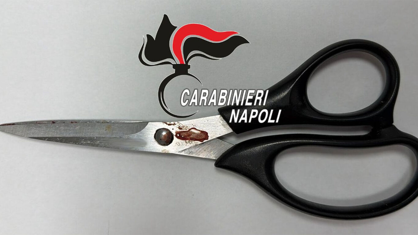 Napoli, accoltella la moglie con un paio di forbici dopo una lite: arrestato 66enne