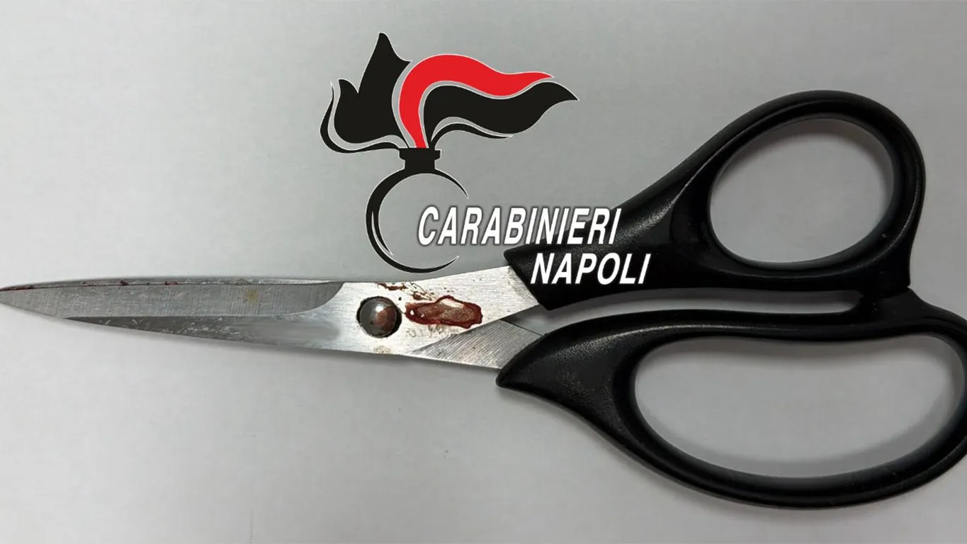 Napoli, accoltella la moglie con un paio di forbici dopo una lite: arrestato 66enne
