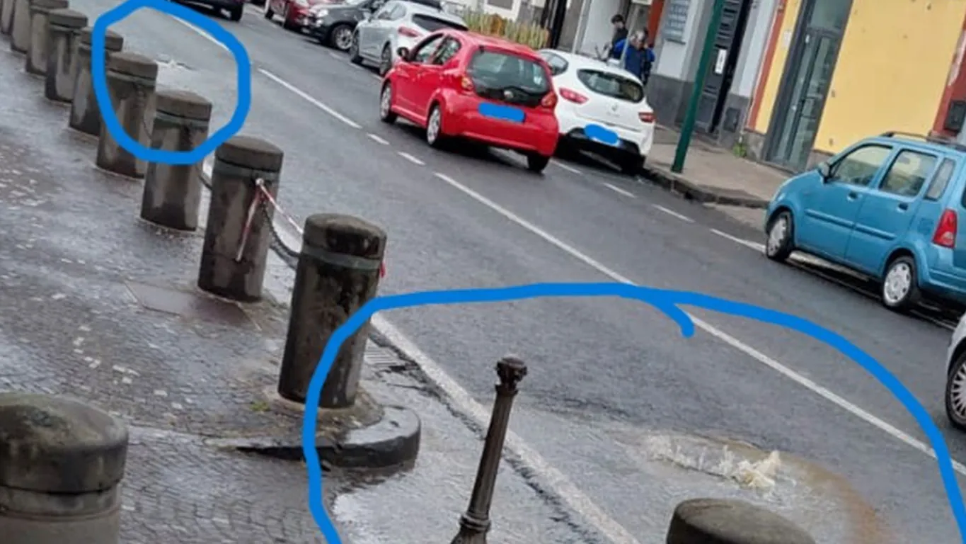 Torre del Greco, liquami davanti a Villa Macrina: strada allagata e miasmi dopo la pioggia