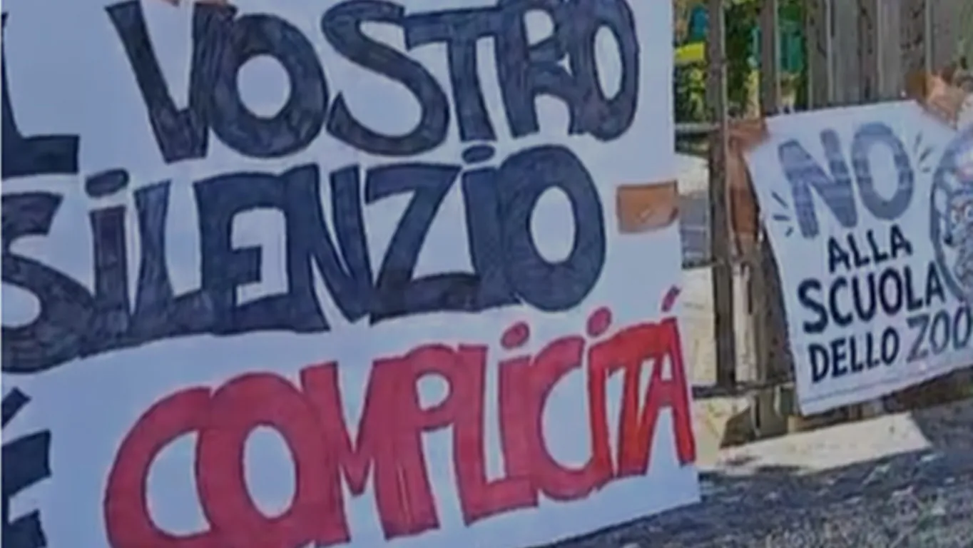 Topi fuori al liceo Nobel, studenti in protesta a Torre del Greco