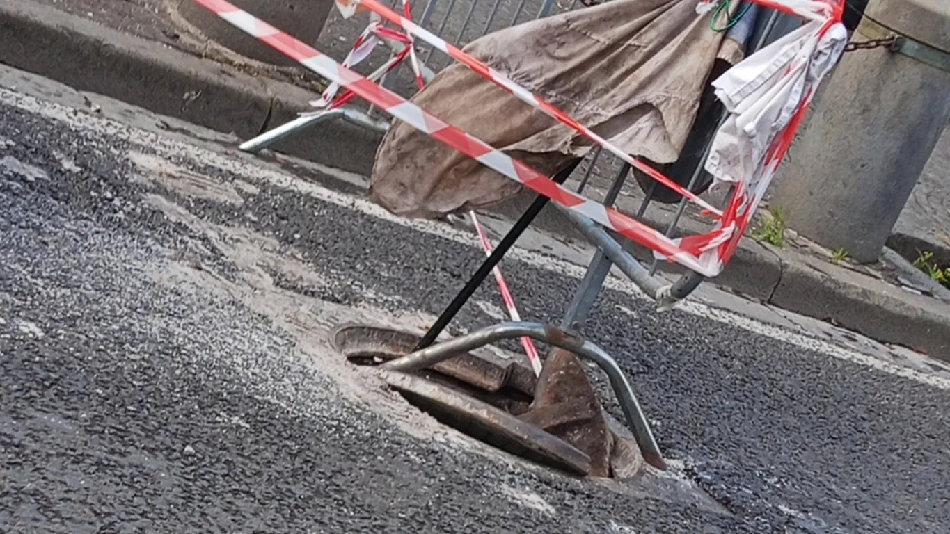 Torre del Greco, liquami dai tombini davanti a Villa Macrina: traffico in tilt