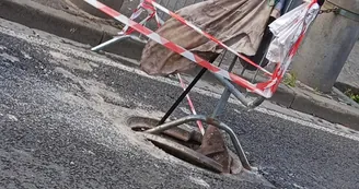 Torre del Greco, liquami dai tombini davanti a Villa Macrina: traffico in tilt