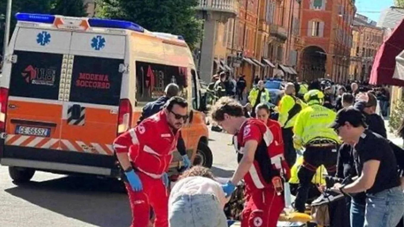 Modena, auto sulla folla: 8 feriti, 4 gravi. Attentatore fugge, bloccato dai passanti. Indaga antiterrorismo