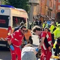 Modena, auto sulla folla: 8 feriti, 4 gravi. Attentatore fugge, bloccato dai passanti. Indaga antiterrorismo