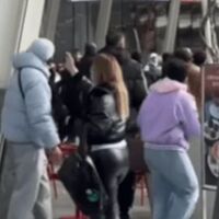Code per il “Royal Pop day”: a Milano volano sedie, a Parigi i lacrimogeni