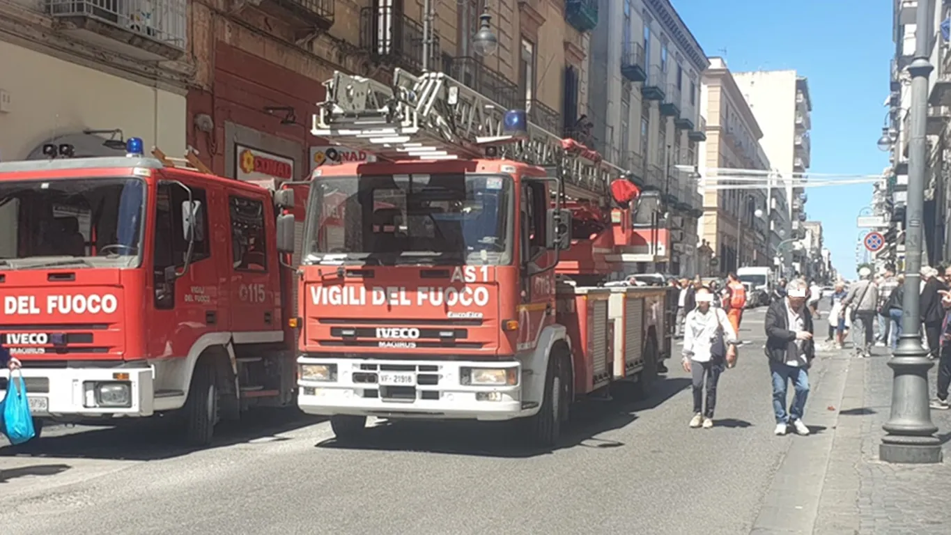 Malore in mansarda a Torre Annunziata, difficile il soccorso: intervengono i vigili del fuoco