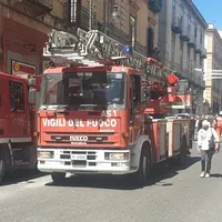 Malore in mansarda a Torre Annunziata, difficile il soccorso: intervengono i vigili del fuoco