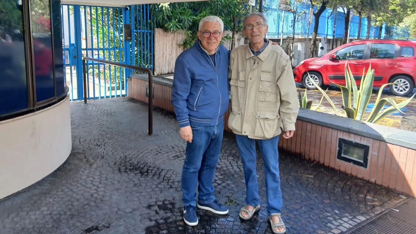 Torre Annunziata, dopo cinquant'anni si ritrovano davanti al mare della loro giovinezza