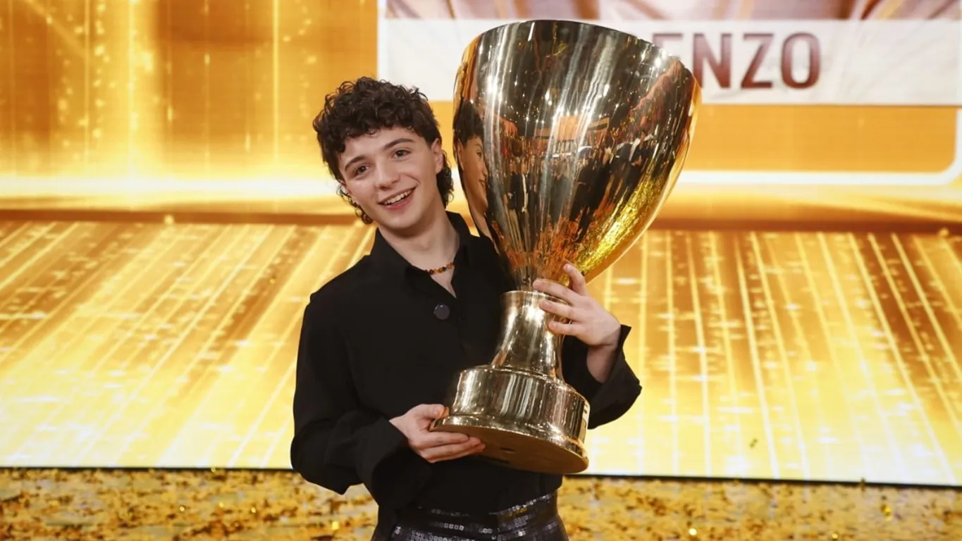 Lorenzo Salvetti dopo il trionfo ad Amici 25: “Tutto il premio lo investirò nella musica. Sanremo? Un pensiero concreto”