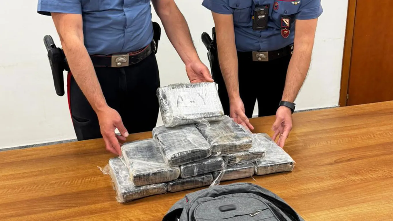 Torre Annunziata, fugge ai controlli con 11 chili di cocaina nello zaino: arrestato 35enne