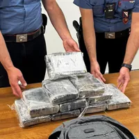 Torre Annunziata, fugge ai controlli con 11 chili di cocaina nello zaino: arrestato 35enne