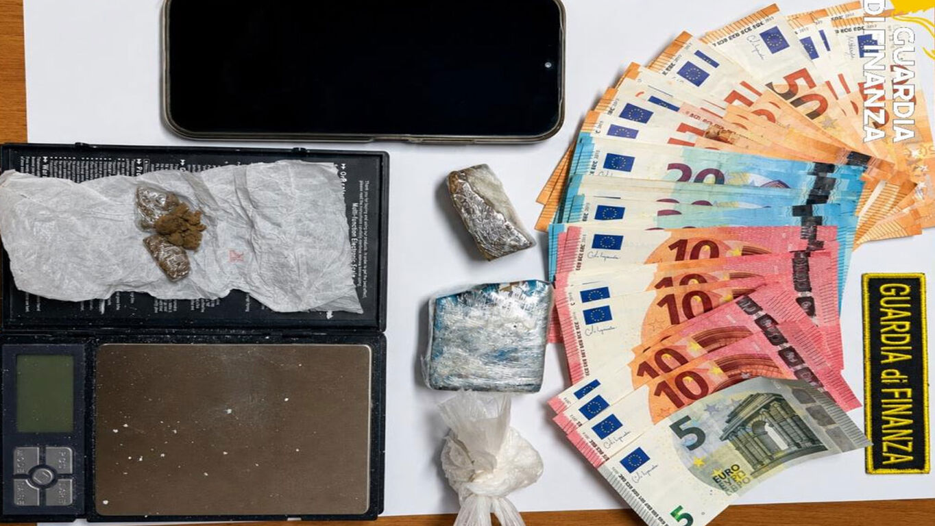 Cocaina nascosta nei leggings: donna arrestata dalla Guardia di Finanza