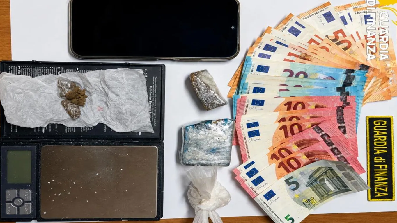 Cocaina nascosta nei leggings: donna arrestata dalla Guardia di Finanza