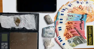 Cocaina nascosta nei leggings: donna arrestata dalla Guardia di Finanza