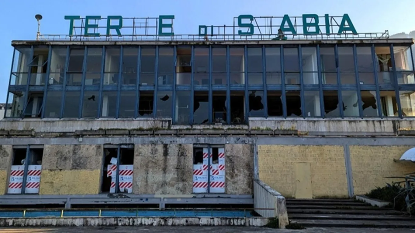 Ex Terme di Stabia, via alla bonifica del piazzale: rimossi rifiuti e degrado