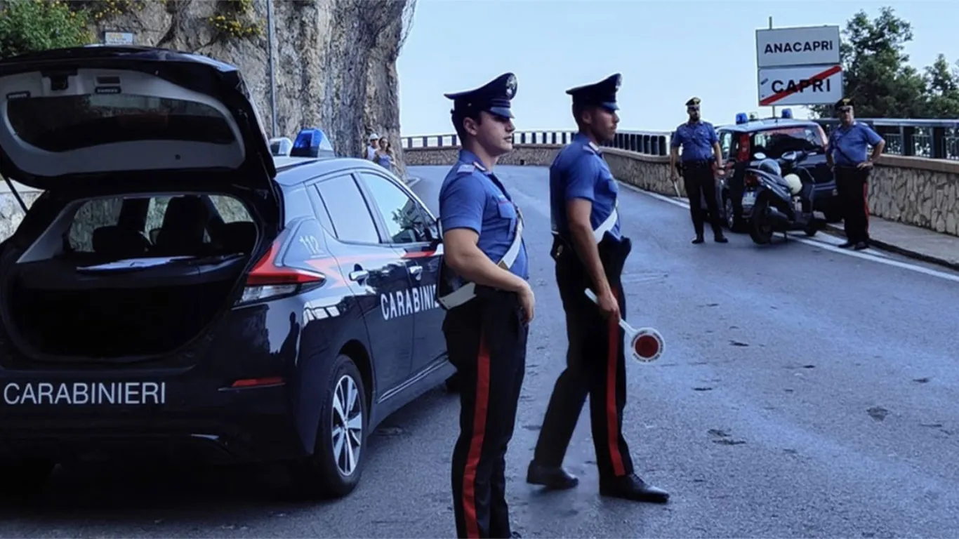Capri, aggredisce la compagna e incendia la divisa da lavoro: arrestato un 31enne