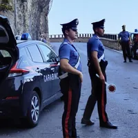 Capri, aggredisce la compagna e incendia la divisa da lavoro: arrestato un 31enne
