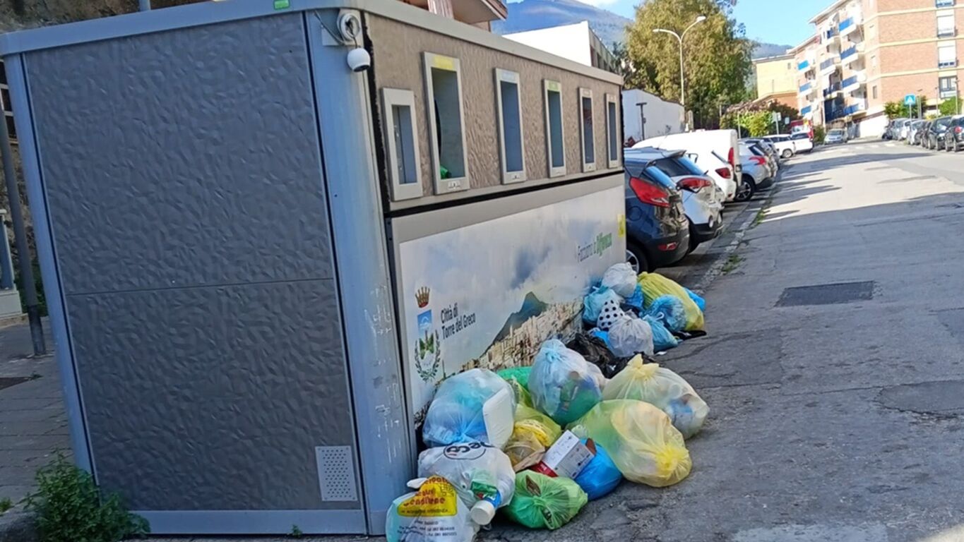 Degrado e rifiuti in viale De Curtis: residenti e commercianti denunciano l'emergenza