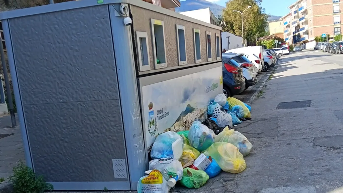 Degrado e rifiuti in viale De Curtis: residenti e commercianti denunciano l'emergenza