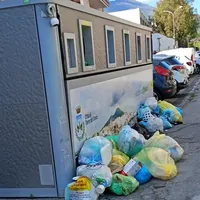 Degrado e rifiuti in viale De Curtis: residenti e commercianti denunciano l'emergenza