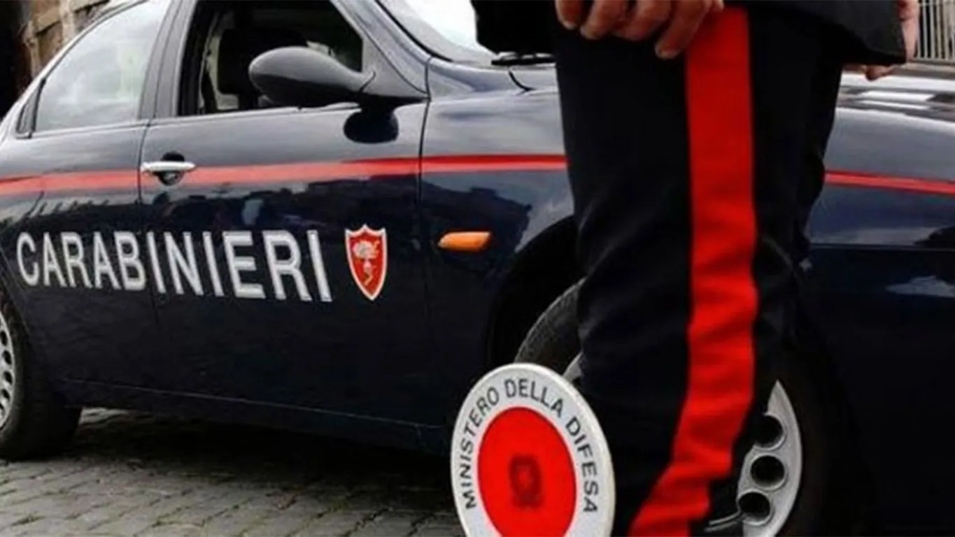 Guida con patente revocata e prova a spacciarsi per il fratello: arrestato 46enne