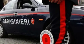 Guida con patente revocata e prova a spacciarsi per il fratello: arrestato 46enne