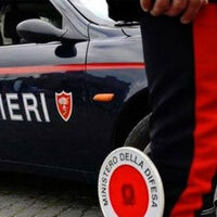 Guida con patente revocata e prova a spacciarsi per il fratello: arrestato 46enne
