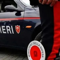 Guida con patente revocata e prova a spacciarsi per il fratello: arrestato 46enne