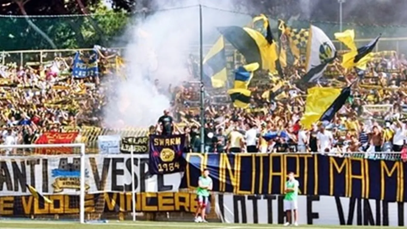 Juve Stabia-Cremonese, perquisizioni tra gli ultras: sequestrati petardi, coltello e tirapugni