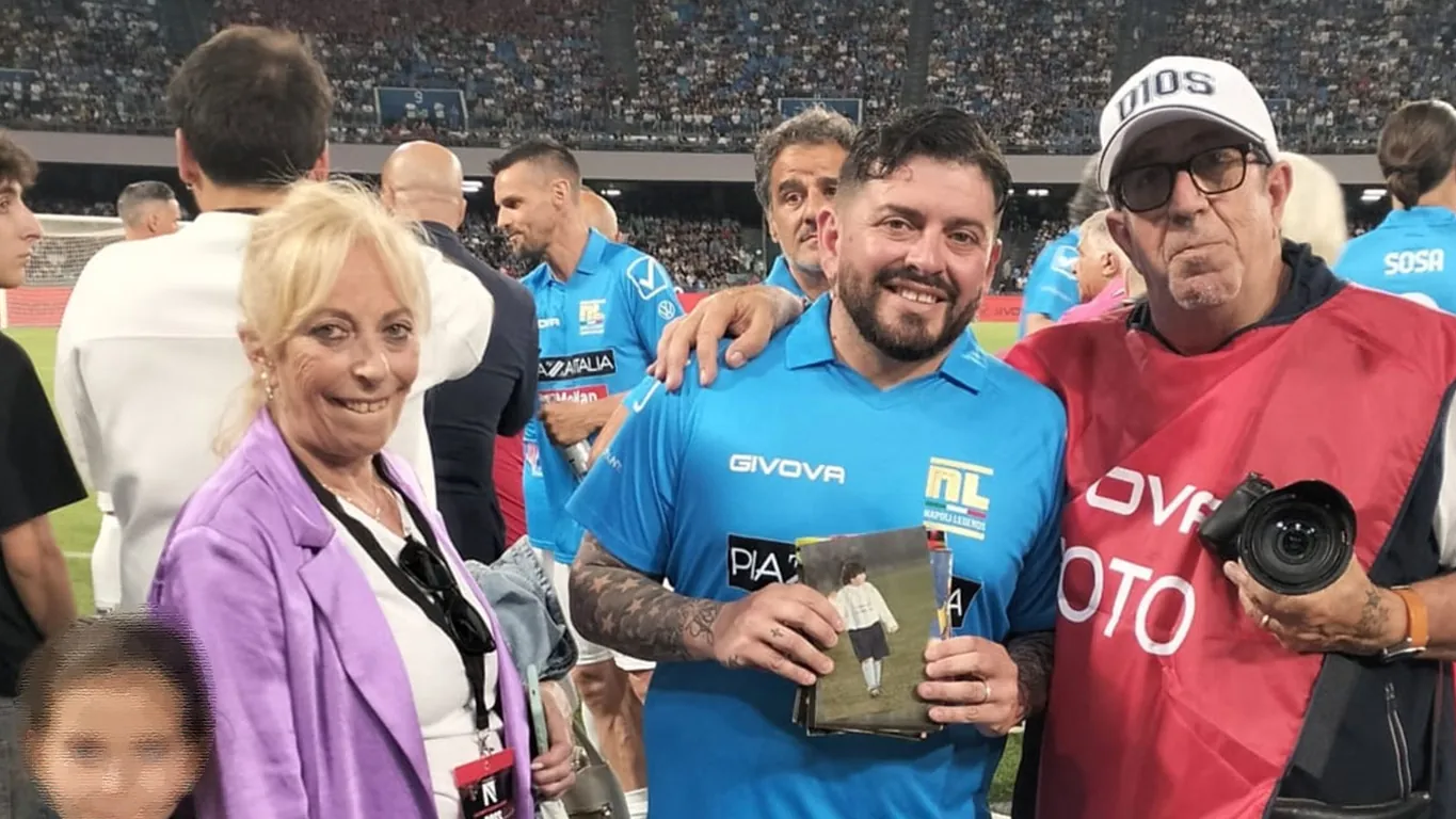 “La Notte dei Leoni”, emozione al “Maradona”: donate a Diego Junior foto inedite sue e del padre
