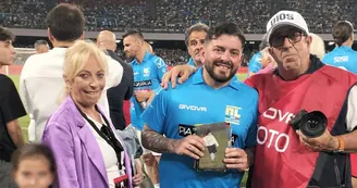 “La Notte dei Leoni”, emozione al “Maradona”: donate a Diego Junior foto inedite sue e del padre