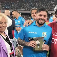 “La Notte dei Leoni”, emozione al “Maradona”: donate a Diego Junior foto inedite sue e del padre