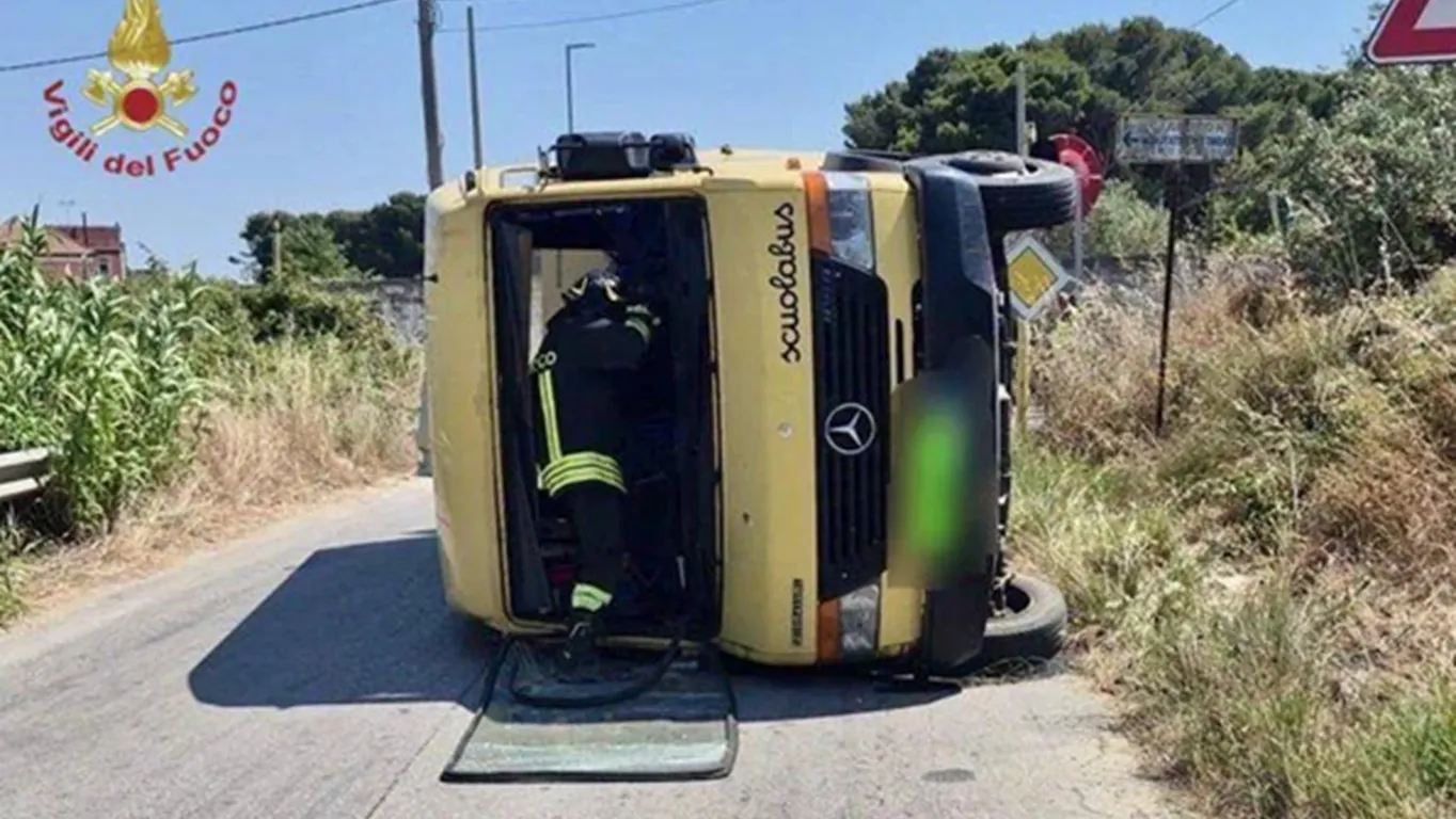 Scontro tra scuolabus e auto a Mazara del Vallo, 19 feriti tra cui 14 bambini