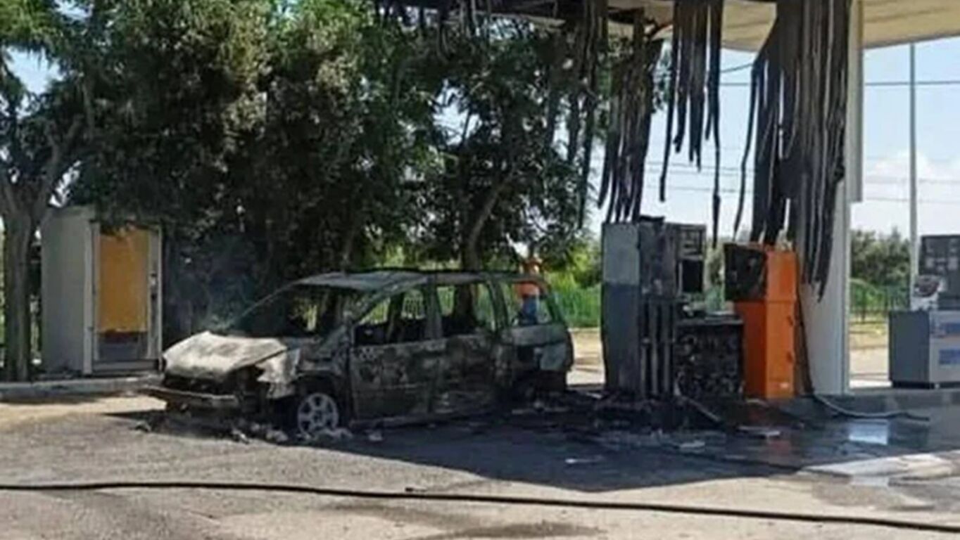 Cosenza, strage di migranti sulla Ss 106: 4 corpi carbonizzati in auto. Si segue la pista dell'omicidio
