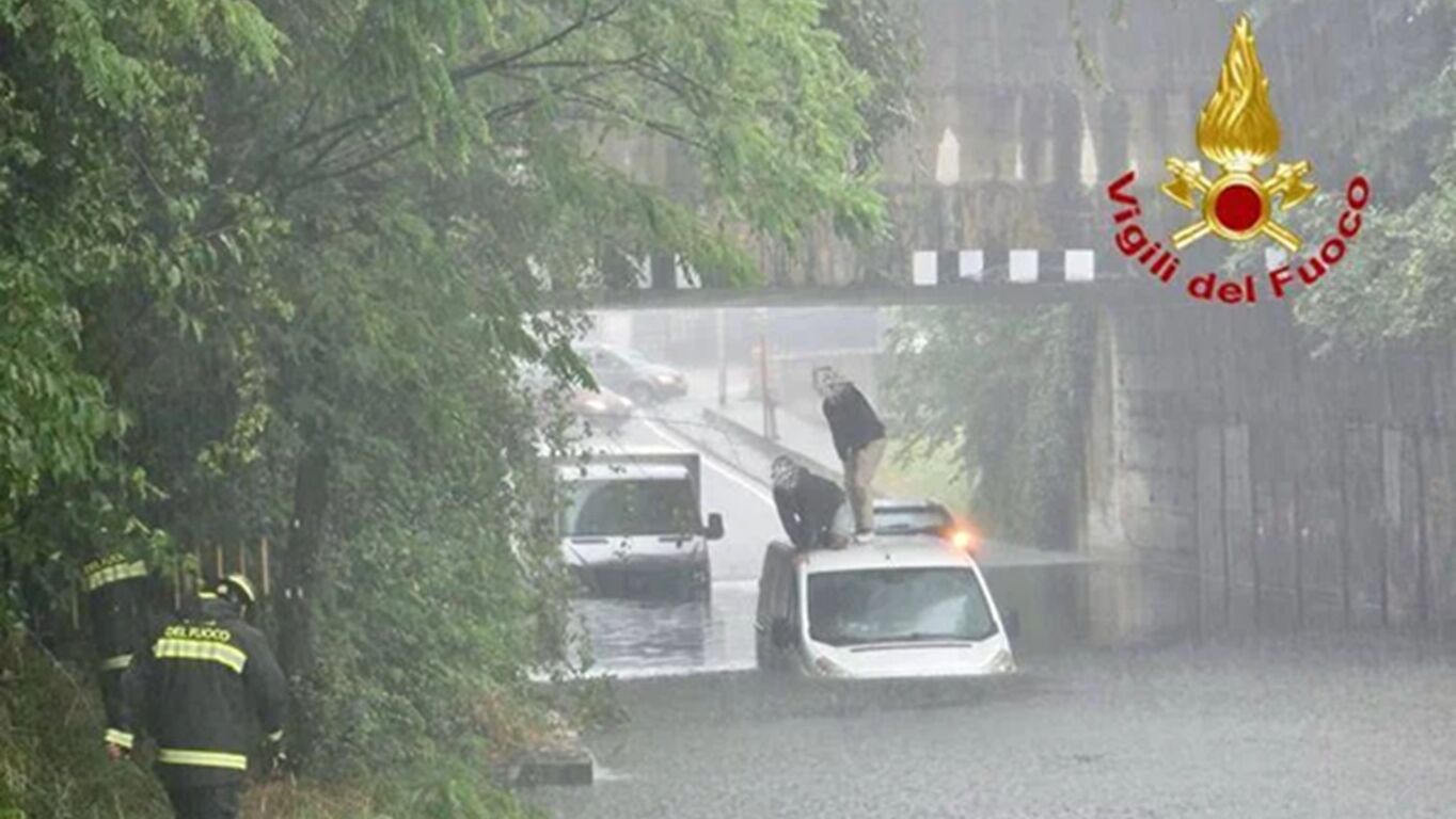 Vento e nubifragi, maltempo colpisce il Nord e ora è allerta anche al Centro-Sud