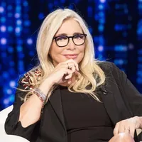 Mara Venier racconta Maria De Filippi: “Mi ha salvata nei momenti più difficili”, poi parla del futuro a Domenica In